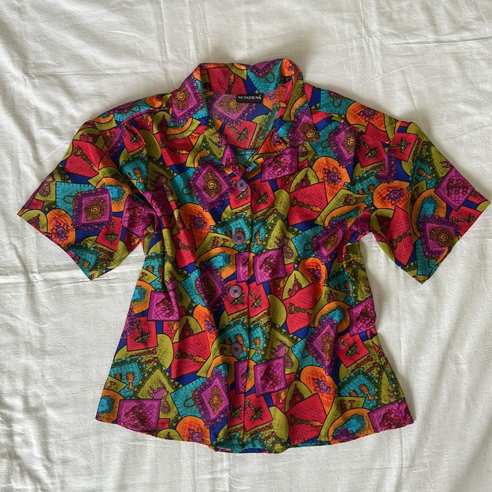VTG Notations | 80s Colorful Printed Short Sleeve Button Up with Antiques Design